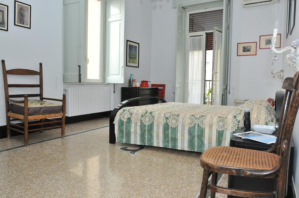 La Concordia Bed & Breakfast Наполи Стая снимка